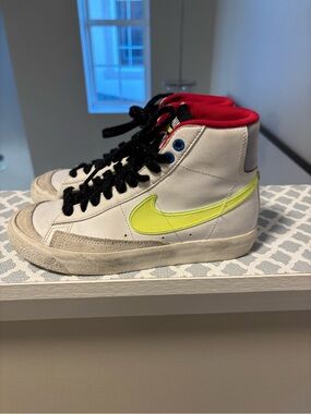 BLAZER MID '77 (BIG KID) Nike White Mystic Hibiscus 4Y